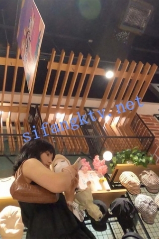 kc669（空城原创）和朋友逛商场的黑裙妹子，格子粉N夹翅膀