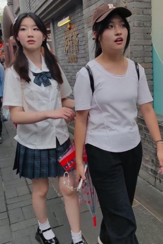 CS009【CSCD】JK女大学生和同学出来旅游打卡景点，白色内