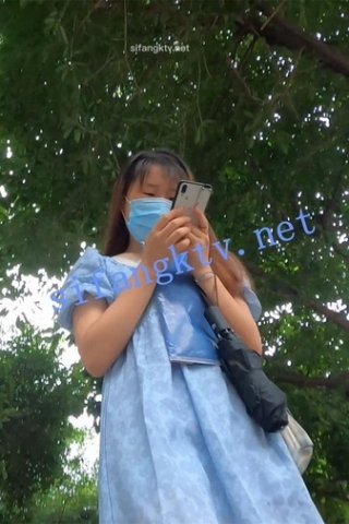 kc423（空城原创）等公交车的蓝裙妹子，罕见薄如丝袜的打底裤