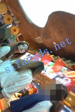 kc1304（空城原创）睡眼蒙松的小姐姐买小吃，微透白N夹翅膀