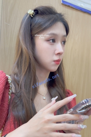 trump1151【KFC】极品甜妹买奶茶·专注玩手机贴着脸和屁股CD都没发现