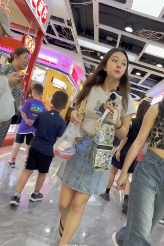 trump1113【KFC】牛仔短裙学生妹逛街。彩虹色窄内前后CD 可爱系