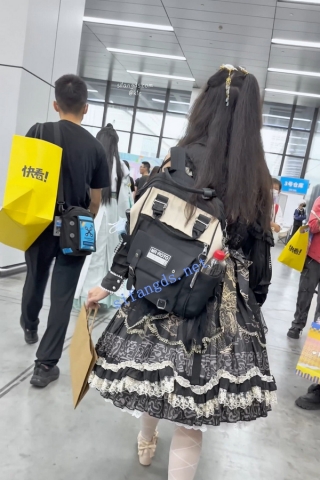 trump1196【KFC】洛丽塔学生妹·粉色内白丝穿烂了·下楼CD一直盯着相机