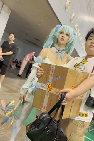 trump1290【KFC】泳装COSER和男友逛街·白色内内被泳装兜住露两边