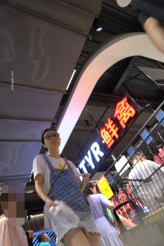 kc1456（空城原创）牛仔短裙眼镜少妇逛超市，叶子图案N夹翅膀