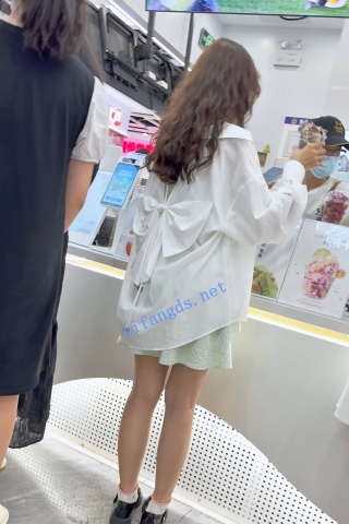 trump1150【KFC】长裙学生妹逛街买小吃。白色点点内内前后CD超清