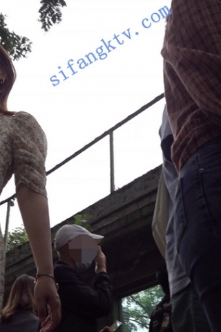 kc346（空城原创）带孩子逛公园的花长裙少妇，粉色小N裆部微透