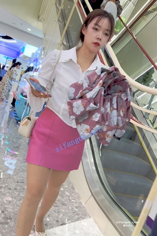 trump1235【KFC】短裙少妇下班逛街。肉色丝袜半透内内前后CD