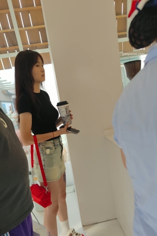 XM222蓝色牛仔短裤小姐姐等奶茶，白色内内