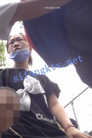 kc480（空城原创）带孩子逛公园的黑裙少妇，透明淡紫N包裹肉臀