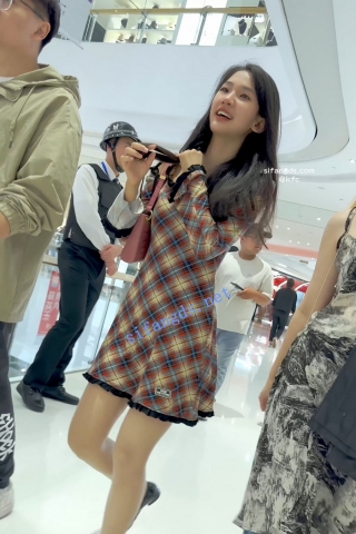 trump1251【KFC】连衣裙学生妹和男友逛街·肉色丝袜白色窄内前后CD