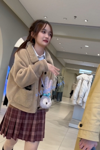 trump1139【KFC】JK制服学生妹逛街。冬天穿薄丝袜两层。肉丝都撕烂了