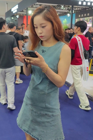 XM186蓝色连衣裙小姐姐一个人逛展会，黑色窄内