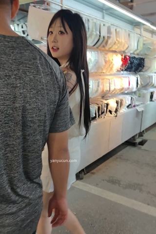 XM152白色短裙美女和朋友逛夜市，白色内内