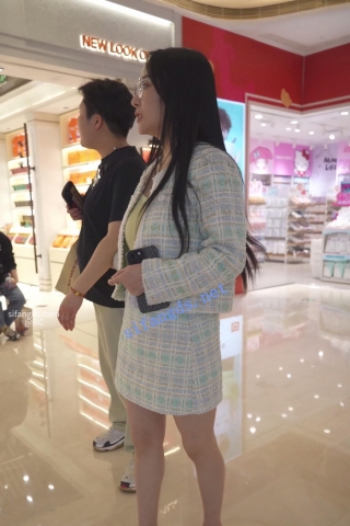 (BC-SSS-071)气质套装白领穿骚丁逛街..弯腰阴唇侧露一点好黑