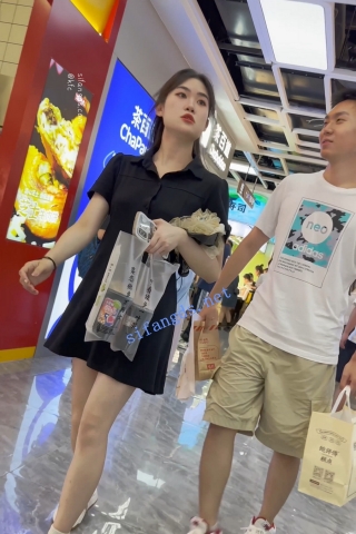 trump1304【KFC】女仆裙学生妹和闺蜜逛街拍照·吊带丝袜粉色内内性感