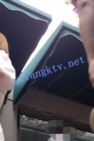 kc484（空城原创）带孩子逛公园的白裙少妇，米白微透NN夹翅膀