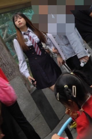 kc1532（空城原创）和朋友逛公园的学生短裙小姐姐，粉N包裹肉臀