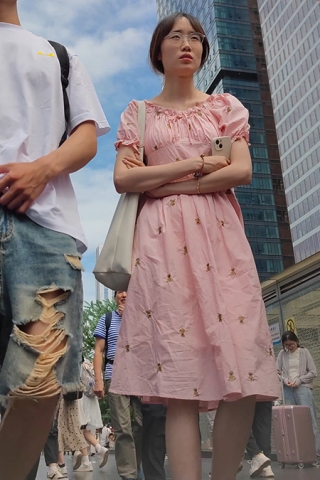 XM051粉色长裙带眼睛小姐姐，扶梯抄底白色内内