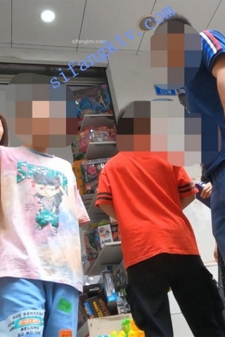 kc370（空城原创）和家人逛街的牛仔裙少妇，穿着粉N