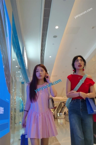 XM406粉色连衣裙小姐姐和闺蜜逛街买衣服，灰色内