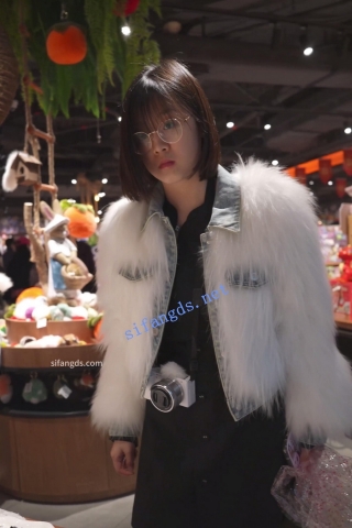 (BC-AA-409)小姐姐冬天穿短裙逛街..岔开双腿被CD骚粉内