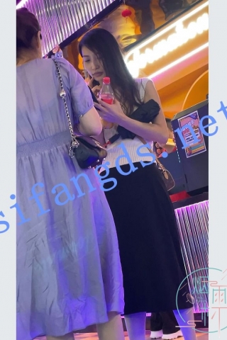 【KKCD㊙️】3217-3218-长裙子少妇专心玩手机被CD