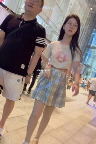 trump1080【KFC】JK少妇和情人甜蜜逛街。过膝丝袜。没穿内衣露出大奶