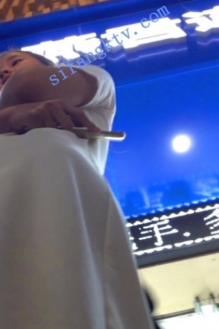 kc238（空城原创）和朋友逛夜市的骨感白长裙妹子，白蕾丝透明NN