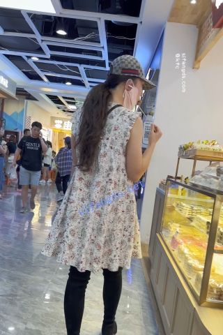 trump1277【KFC】碎花裙靓女独自逛街买小吃·肉色丝袜透明内上下通透