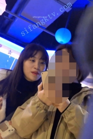 kc389（空城原创）和朋友在电玩厅玩的美艳包裙少妇，肉丝白N