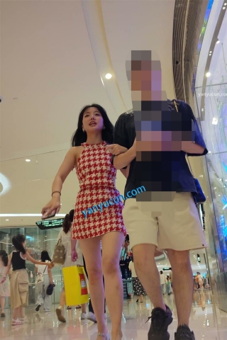 XM341红白连衣裙小姐姐和男朋友逛街，白色内内