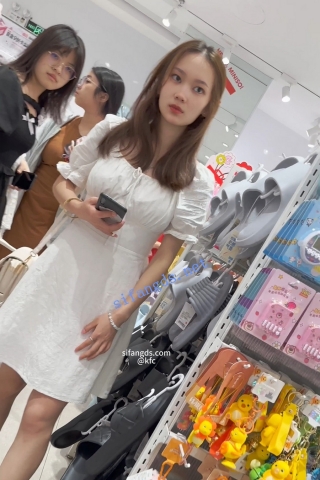 trump1131【KFC】两个学生妹逛街购物。长裙粉内内绿色内内一箭双雕