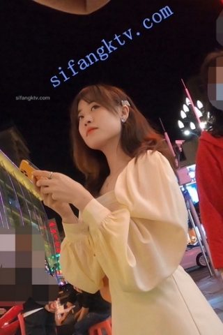 kc348（空城原创）夜市买小吃的白长裙仙女小姐姐，白窄N诱惑