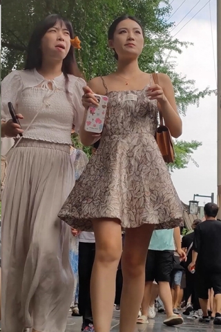 XM049吊带连衣裙少妇和闺蜜逛街，白色内内