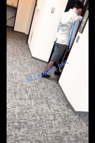 【日产精选】144电梯开闪CD制服空姐。丝袜过膝袜配骚内
