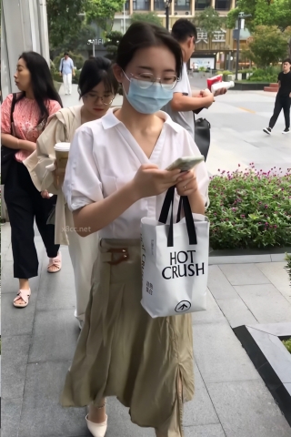 TK317-邻居眼镜妹子薄丝开闪