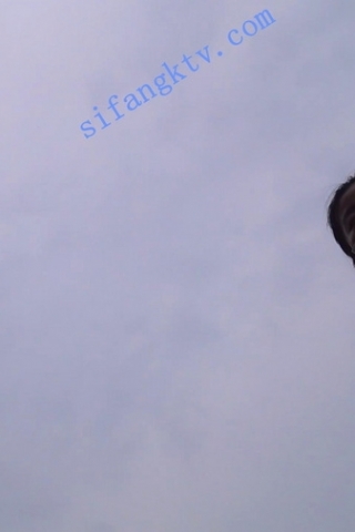 kc378（空城原创）花裙少妇带孩子游玩，干净淡紫N包裹圆臀