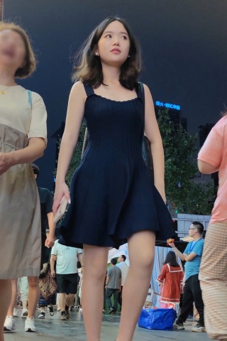 XM127夜晚朦胧中的熟女