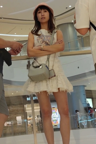 XM017白色超短裙少妇一家人出来旅游，白色内内