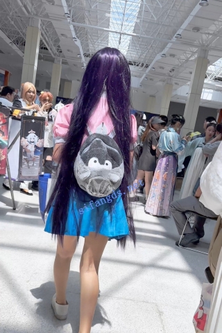 trump1092【KFC】短裙学生妹独自逛街。一直翘屁股给你看白色内内