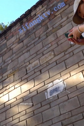 kc143（空城原创）带孩子赶路的超短连衣裙少妇，紫N包裹大屁股