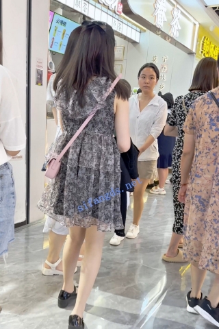 trump1094【KFC】长裙少妇和闺蜜逛街。肉色丝袜白色内内前后CD