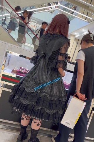 trump1398【KFC】洛丽塔裙学生妹和妈妈逛街·淡紫色内内低角度前后CD