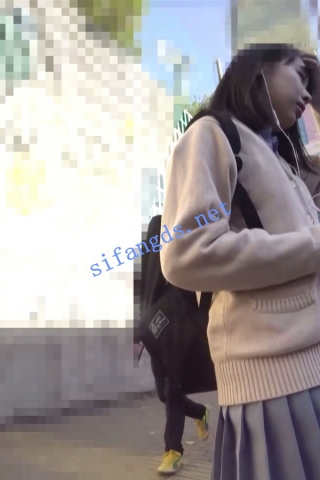 【日产精选】132公交站猥亵jk学妹。扒开内裤抠出水
