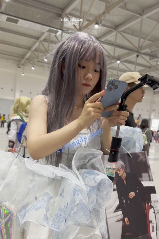 trump1125【KFC】洛丽塔学生妹独自逛街。白色窄内塞到两腿中间CD