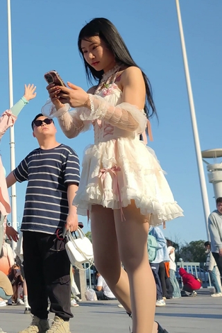 XM161白色连衣裙肉色丝袜小姐姐和男朋友打卡拍照，白色内内