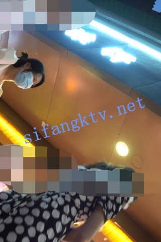 kc836（空城原创）陪家人逛街的白裙小少妇，透明N夹翅膀