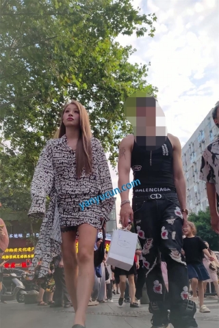 XM382连衣裙美女和朋友们逛街，黑色内内