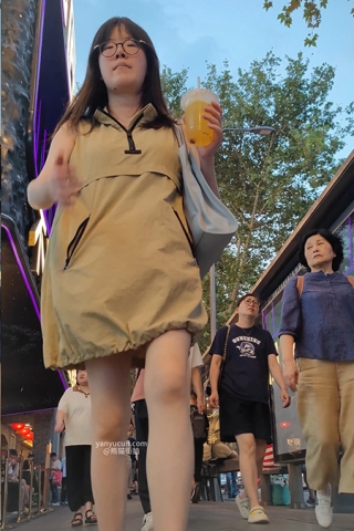 XM115绿色连衣裙带眼镜小姐姐，白色内